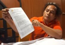 Rambah Hutan di Papua, Sebuah Perusahaan Asal Korea Diduga Langgar Aturan Deolipa Yumara Tunjukkan Surat Kuasa Tuntutan Warga Papua Selatan, Kamis (26/10/2023)