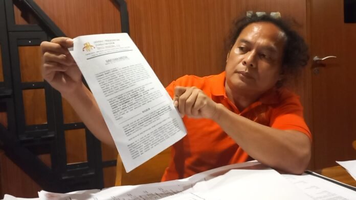 Deolipa Yumara Tunjukkan Surat Kuasa Tuntutan Warga Papua Selatan, Kamis (26/10/2023)