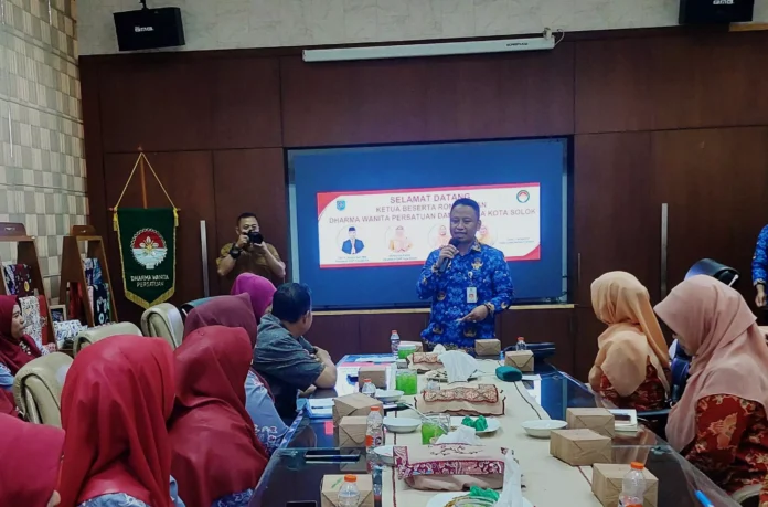 Sekda Kota Depok Supian Suri Sambut Kunjungan Studi Tiru DWP Kota Solok, Selasa (17/10/2023). (foto: istimewa) Sekda Kota Depok Supian Suri Sambut Kunjungan Studi Tiru DWP Kota Solok, Selasa (17/10/2023). (foto: istimewa)