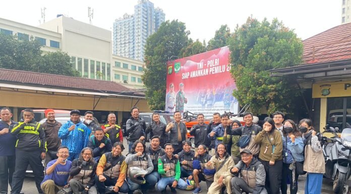 Pererat Silaturahmi, Wartawan dan Jajaran Polres Metro Depok Gelar Touring Bersama Pokja Wartawan Depok dan Jajaran Polres Metro Depok Berfoto Bersama Sesaat Sebelum Melakukan Touring (Foto: Istimewa)