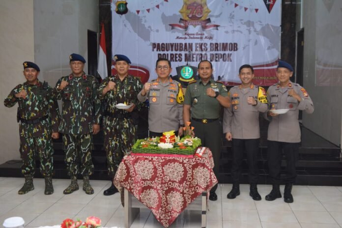 Bersama Kapolres Metro Depok Kombes Ahmad Fuady dan Dandim 0508 Kolonel Infanteri Toto Prio Kismanto Foto Bersama Dalam Perayaan HUT ke 78 Brimob Para Eks Brimob Bersama Kapolres Metro Depok Kombes Ahmad Fuady dan Dandim 0508 Kolonel Infanteri Toto Prio Kismanto Foto Bersama Dalam Perayaan HUT ke 78 Brimob