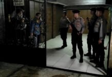 Geledah Rumah Ketua Komis IV DPR RI di Depok, Penyidik KPK Angkut 3 Koper dan 1 Kardus Usai Geledah Rumah Ketua Komisi IV DPR RI di Raffles Hills, Kota Depok, Penyidik KPK Angkut 3 Koper Berisi Berkas, Jum'at (10/11/2023) Malam