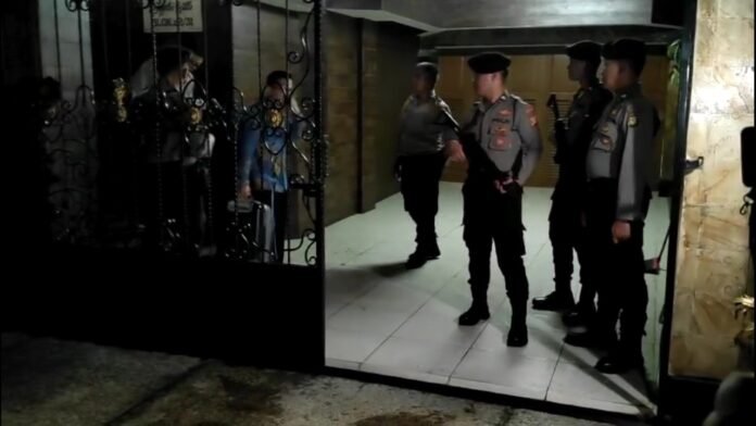 Usai Geledah Rumah Ketua Komisi IV DPR RI di Raffles Hills, Kota Depok, Penyidik KPK Angkut 3 Koper Berisi Berkas, Jum'at (10/11/2023) Malam Usai Geledah Rumah Ketua Komisi IV DPR RI di Raffles Hills, Kota Depok, Penyidik KPK Angkut 3 Koper Berisi Berkas, Jum'at (10/11/2023) Malam