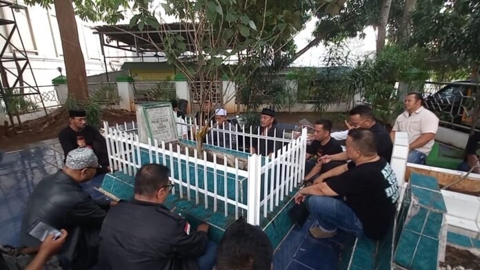 Sejumlah Tokoh Masyarakat Depok Lakukan Ziarah ke Makam Pejuang Nasional Syech Muhammad Yusuf di Sukmajaya, Kota Depok, Jum'at (10/11/2023) Sejumlah Tokoh Masyarakat Depok Lakukan Ziarah ke Makam Pejuang Nasional Syech Muhammad Yusuf di Sukmajaya, Kota Depok, Jum'at (10/11/2023)