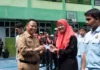 Waktu Pemilu Sudah Dekat, Pemkot Depok Permudah Pemilih Pemula Miliki E KTP Sekda Kota Depok Supian Suri Menyerahkan E KTP Secara Simbolis Kepada Siswa SMK Citra Negara Depok, Senin (06/11/2023).(Foto: Diskominfo Depok)