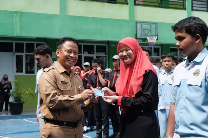 Sekda Kota Depok Supian Suri Menyerahkan E KTP Secara Simbolis Kepada Siswa SMK Citra Negara Depok, Senin (06/11/2023).(Foto: Diskominfo Depok) Sekda Kota Depok Supian Suri Menyerahkan E KTP Secara Simbolis Kepada Siswa SMK Citra Negara Depok, Senin (06/11/2023).(Foto: Diskominfo Depok)