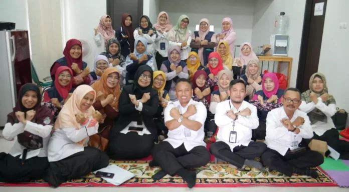 Sekda Kota Depok, Supian Suri (tengah) saat Rakor di Kantor UPTD PPA Kelurahan Pondok Jaya, Kecamatan Cipayung, Rabu (08/11/23). (Foto : Diskominfo Depok) Sekda Kota Depok, Supian Suri (tengah) saat Rakor di Kantor UPTD PPA Kelurahan Pondok Jaya, Kecamatan Cipayung, Rabu (08/11/23). (Foto : Diskominfo Depok)