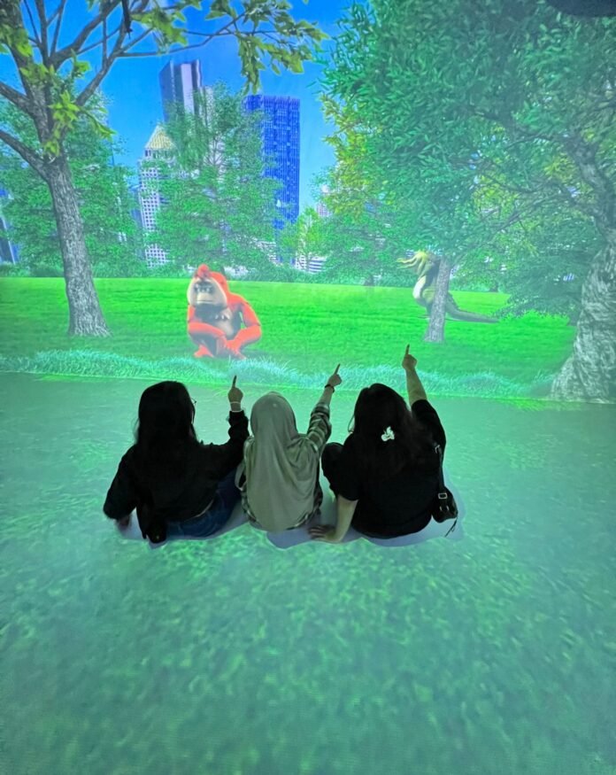 Pengunjung Menikmati Suasana Hutan Animasi di Margocity Pengunjung Menikmati Suasana Hutan Animasi di Margocity