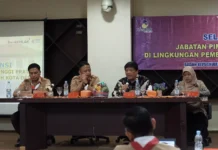 Sekda Kota Depok Tinjau Langsung Seleksi Uji Kompetensi JPT Pratama Sekretaris Daerah (Sekda) Kota Depok, Supian Suri (kedua dari kiri) saat meninjau sejumlah peserta yang tengah menjalani uji kompetensi dalam Seleksi Terbuka Pengisian JPT Pratama Kota Depok Tahun 2023 di Aula Diskarpus Kota Depok, Selasa (14/11/23). (Foto: Istimewa)