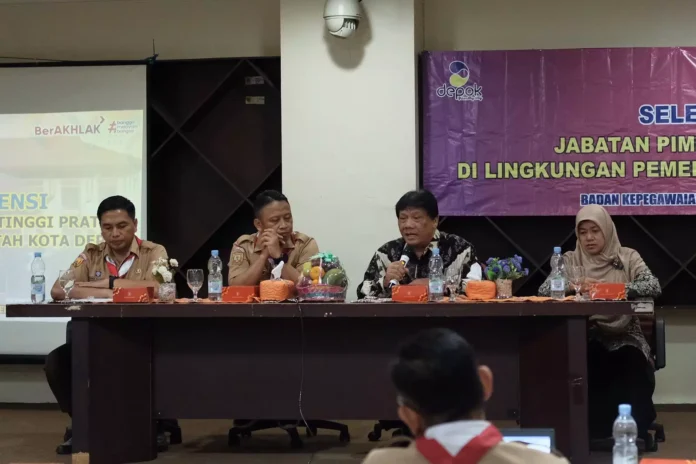 Sekretaris Daerah (Sekda) Kota Depok, Supian Suri (kedua dari kiri) saat meninjau sejumlah peserta yang tengah menjalani uji kompetensi dalam Seleksi Terbuka Pengisian JPT Pratama Kota Depok Tahun 2023 di Aula Diskarpus Kota Depok, Selasa (14/11/23). (Foto: Istimewa)