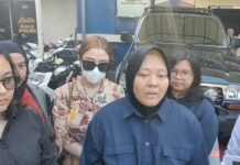 Korban KDRT EKS Anggota Brimob Datangi Mapolres Metro Depok Kuasa Hukum Korban KDRT Renna Zulhasril Memberikan Keterangan Kepada Para Awak Media Terkait Kasus Yang Dialami Kliennya di Mapolres Metro Depok, Kamis (14/12/2023)