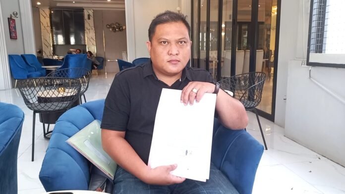 Kuasa Hukum Korban, Bayu Perdana Menunjukan Surat Pernyataan Tersangka