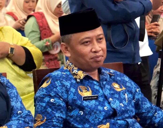 Ketua DP KORPRI Kota Depok, Supian Suri saat meyaksikan lomba panduan suara DWP Kota Depok di Aula Teratai, Balai Kota Depok, Rabu (22/11/2023). (Foto: Istimewa)