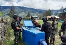 Satgas Pam Pembangunan Gudang Logistik Sinak-Agandugume Yonif/VJS Bersama Koramil 1717-02/Sinak dan Masyarakat Perbaiki Saluran Air Bersih Desa Gulambat Sinak