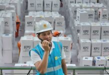 Mengawal Pemilu, Petugas Ini Mengaku Bangga Terlibat