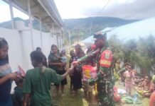 Yonif 751/VJS ikut andil dalam kegiatan pemberian makanan tambahan untuk Masyarakat di Puskesmas Distrik Sinak