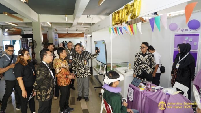 Wamenkes Dante Saksono Herbuwono Saat Mengunjungi Salah Satu Booth UI Health Innovation Expo 2024 yang Berlangsung di FISIP UI, Depok, Kamis (27/06/2024)