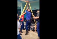 Minibus Terjerembab di Septictank Rumah