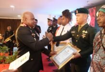 Anggota Yonif 751/VJS Prada Triwandi Mendapatkan Penghargaan dari Kapolda Papua