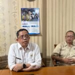 Kepala Dinas Damkar Kota Depok Adnan Mahyudin (kiri)