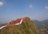 Kirab Bendera Merah Putih di Puncak Gunung Batu, Semarak HUT RI ke-79 di Kecamatan Sukamakmur Kirab Bendera