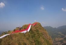 Kirab Bendera Merah Putih di Puncak Gunung Batu, Semarak HUT RI ke-79 di Kecamatan Sukamakmur Kirab Bendera