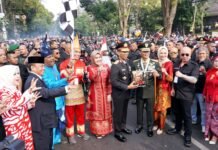 Vespa Antique Club Indonesia-Unity For Glory Menggelar Pawai Kirab Merah Putih di Bandung