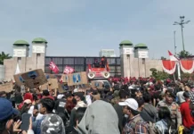 Aksi Memanas di Depan DPR RI, Massa Tolak Pengesahan RUU Pilkada