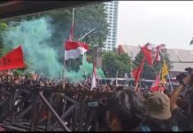 Tolak RUU Pilkada Ricuh, Pendemo Jebol Pagar DPR Hingga Bentrok Saling Dorong