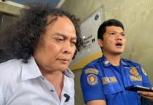 Didampingi Deolipa, Sandi Damkar Serahkan Bukti Dugaan Korupsi Dinas Damkar Deolipa Yumara (kiri) Saat Mendampingi.Sandi Butar Butar (kanan) di Kejari Depok