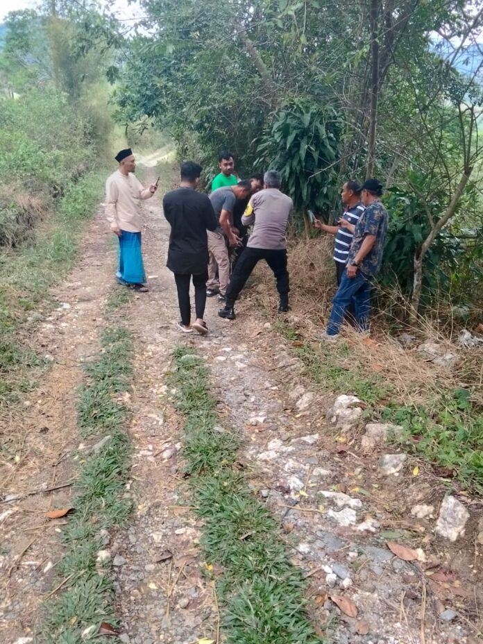 Anggota Polsek Sukamakmur Saat Amankan Pengedar 46 Paket Sabu di Desa Sukaharja, Sukamakmur, Kabupaten Bogor