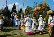 Tradisi Pujawali ke-19 di Pura Terbesar se Pulau Jawa Umat Hindu dari berbagai Daerah membawa "Pratima" sebagai rangkaian Ibadah Pujawali yang digelar di Pura Parahayangan Agung Jagatkartta, Tamansari, Bogor Selasa (17/9).