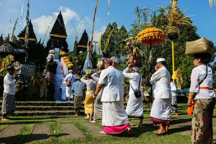 Umat Hindu dari berbagai Daerah membawa "Pratima" sebagai rangkaian Ibadah Pujawali yang digelar di Pura Parahayangan Agung Jagatkartta, Tamansari, Bogor Selasa (17/9).