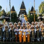 Umat Hindu sedang melaksanakan ritual berdoa di Pura Parahayangan Agung Jagatkartta, Tamansari, Bogor Selasa (17/9).