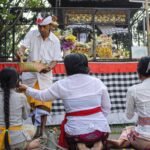 Para pengisi penari dalam Acara Tradisi Pujawali, terlihat melakukan persiapan di salah satu Aula yang ada di Pura Parahayangan Agung Jagatkartta, Tamansari, Bogor Selasa (17/9).