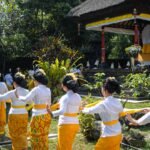 Penari mengitari pura Parahayangan Agung Jagatkartta, sebagai ritual ibadah Pujawali.
