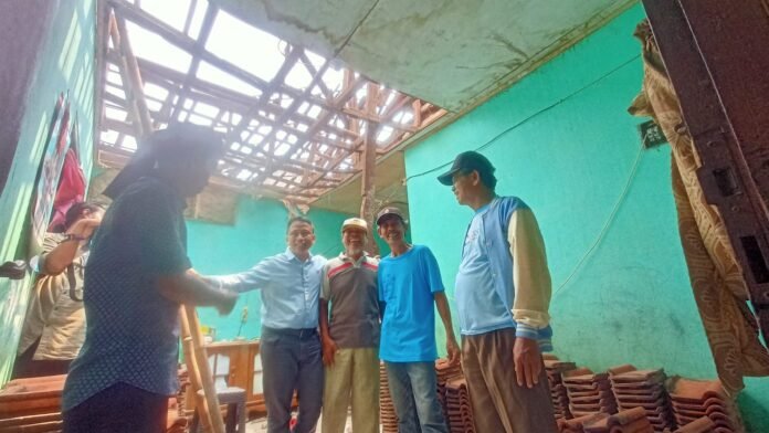 Calon Wali Kota Depok Supian Suri Datangi Rumah Warga yang Terkena Musibah di Kelurahan Tugu, Cimanggis, Kamis (26/09/2024)