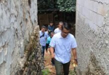 Blusukan ke Kampung Rau, Dokter Rayendra-Eka Maulana Soroti Kondisi Infrastruktur yang Memprihatinkan