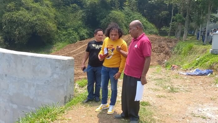 Mozes (kaos merah), pemilik lahan 1,3 Hektar di Kawasan MNC Lido City, Bogor, Menunjukan Lahan yang Diduga Diserobot, Didampingi Kuasa Hukumnya, Deolipa Yumara (kaos kuning)