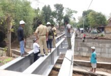 Pastikan Tepat Waktu, Bupati Sukoharjo Tinjau Jembatan Penghubung Antar Desa