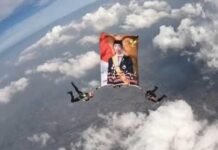 Tim Terjun Payung Polri Bentangkan Foto Jokowi di Langit Depok, Apel Pengamanan Pelantikan Presiden