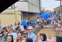 Dedie Rachim Dikerumuni Emak-Emak saat Kampanye di Cilibende