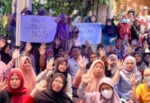 Kreatif, Warga Sambut Heboh Dokter Rayendra Pakai Poster Tulisan Tangan