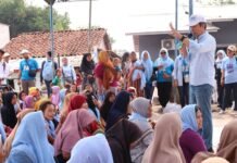 Prioritas Infrastruktur, Dedie A. Rachim Siap Tangani Keluhan Akses Jalan di Kota Bogor Calon Wali Kota Bogor, Dedie Rachim, berbincang dengan warga saat menjelaskan rencana pembangunan infrastruktur transportasi di Kota Bogor. Foto: harnas.id/ Istimewa