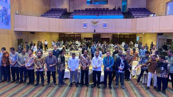 WhatsApp Image 2024-10-14 at 18.56.07 Momen Kebersamaan Usai Penandatanganan SK Konsesi Pelabuhan di Gedung Karya, Jakarta (14/10). Foto: Harnas.id/ Ifan Jafar S