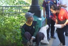 Karyawan Hotel 101 Suryakencana Jalan Sehat Sambil Bagikan Nasi Bungkus