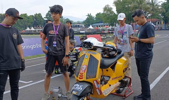 Aksi seru di Sirkuit Sentul! Scooter Prix 2024 Round 3 menyuguhkan balapan penuh adrenalin dan semangat! Foto: Harnas.id