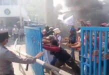 Buruh dan Ormas Bakar Ban dan Rusak Pagar Kantor KSOP Kelas I Panjang, Tuntut Penerbitan Izin Kegiatan