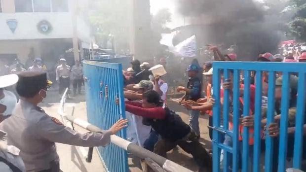 demo_buru_di_pelabuhan_ricuh