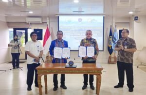 Momen penandatanganan perjanjian konsesi antara Kemenhub RI dan PT Rugaya Nusantara Jaya di Pelabuhan Tana Paser. Foto: Harnas.id